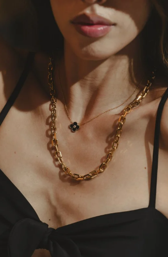 BLACK CLOVER NECKLACE Flor Amazona Colombia