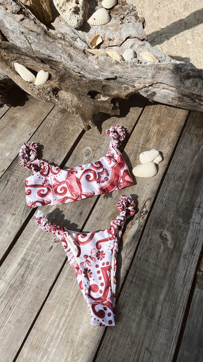 Azulejos Burgundy Charmer Bikini Flor Amazona Colombia